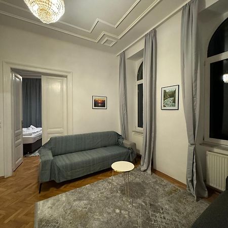 Centrally-Located Authentic Apartment เวียนนา ภายนอก รูปภาพ