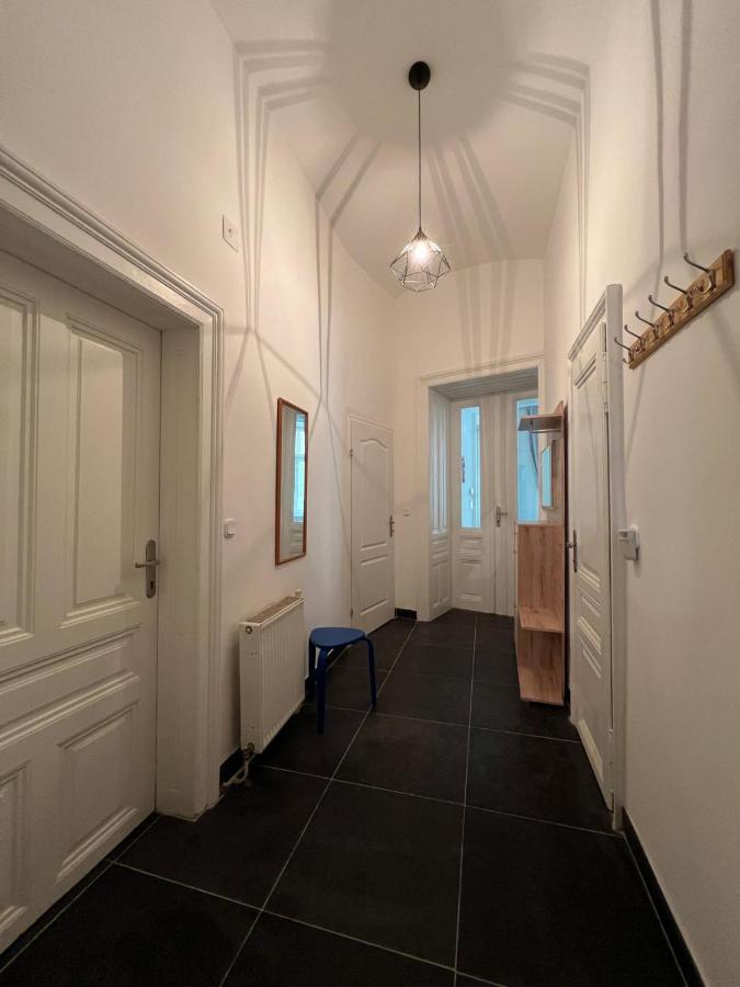 Centrally-Located Authentic Apartment เวียนนา ภายนอก รูปภาพ