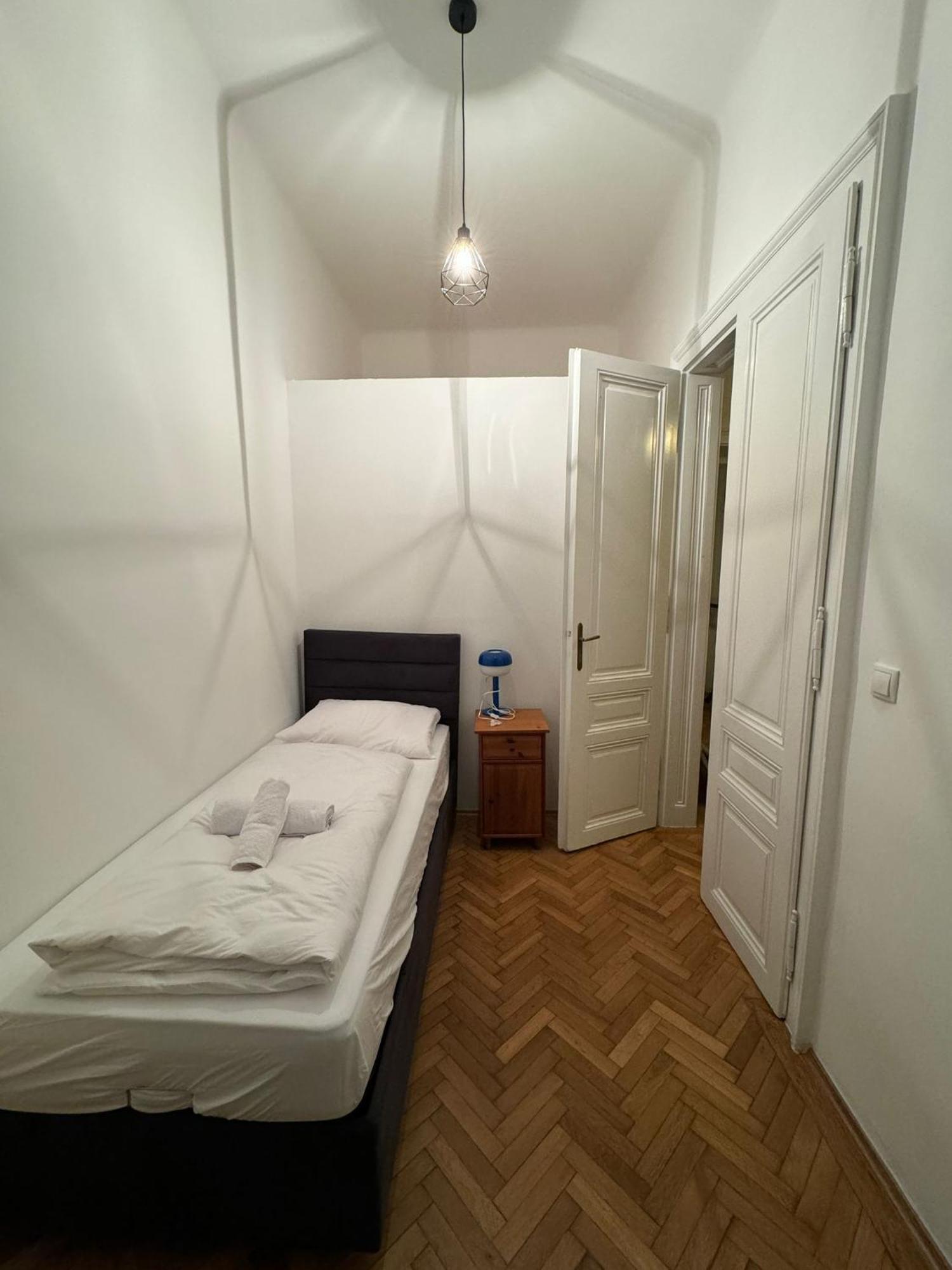 Centrally-Located Authentic Apartment เวียนนา ภายนอก รูปภาพ