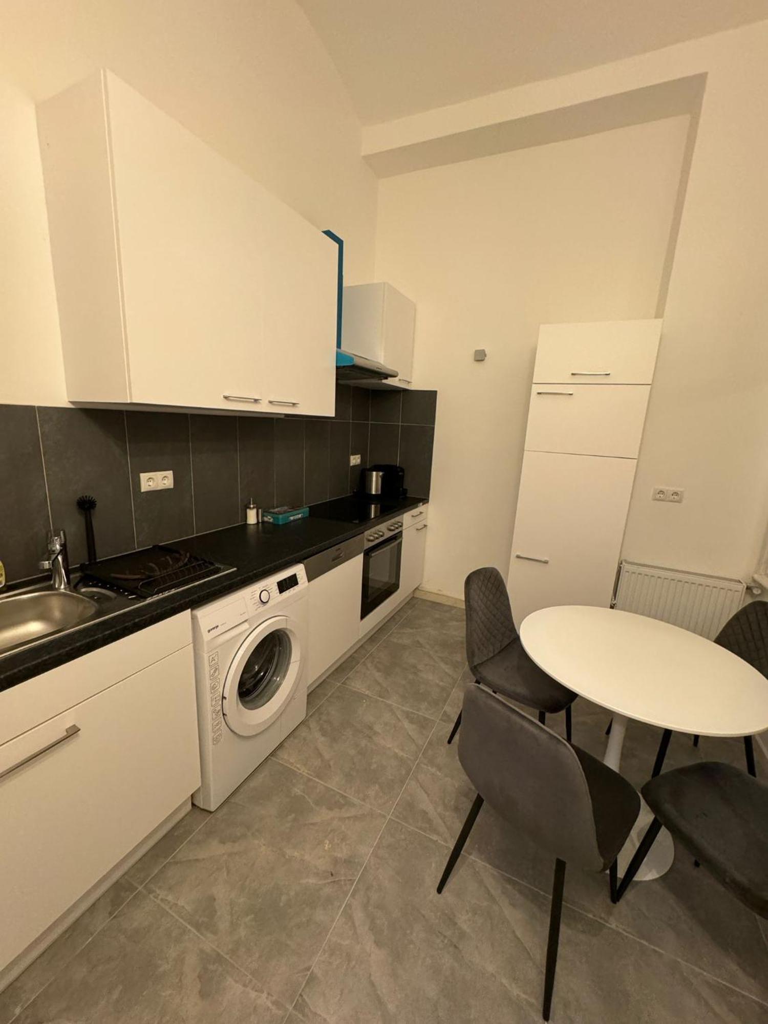 Centrally-Located Authentic Apartment เวียนนา ภายนอก รูปภาพ