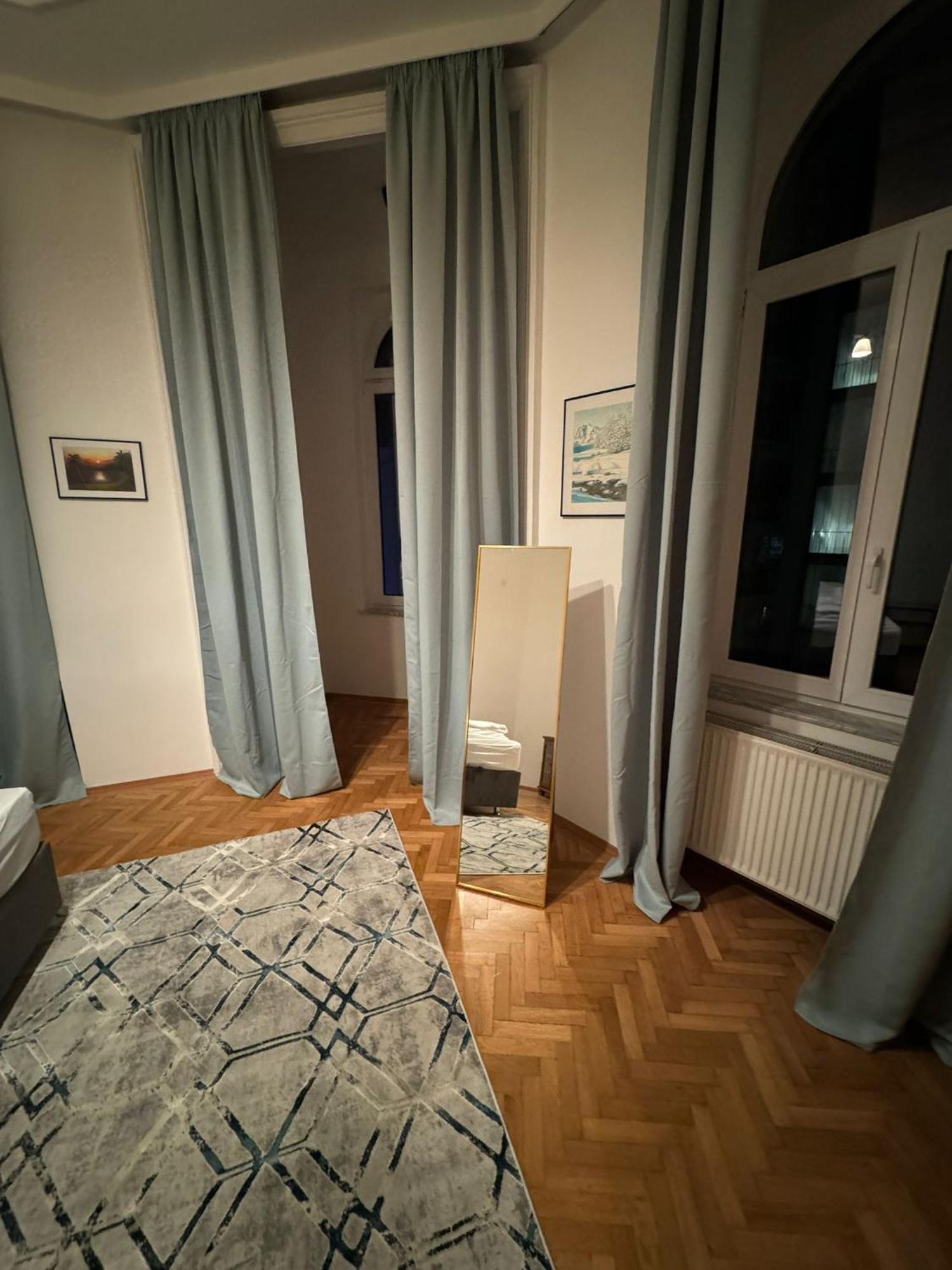 Centrally-Located Authentic Apartment เวียนนา ภายนอก รูปภาพ