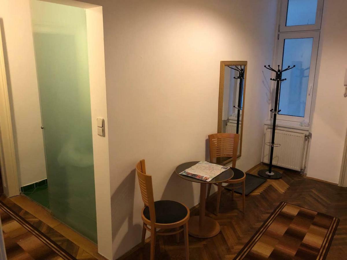 Centrally-Located Authentic Apartment เวียนนา ภายนอก รูปภาพ
